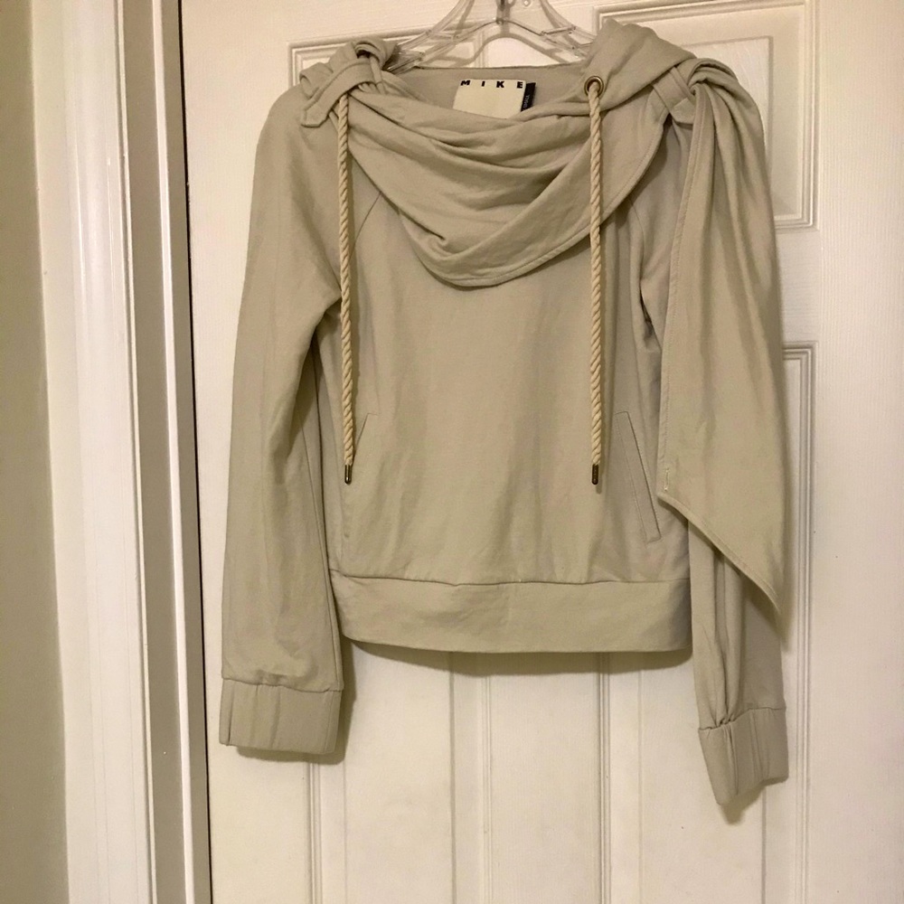 Mike Gonzalez Sweatshirt Top with pockets